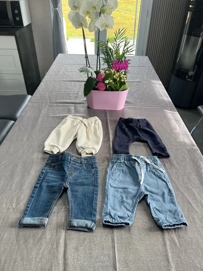 Lot 4 pantalons taille 3 mois