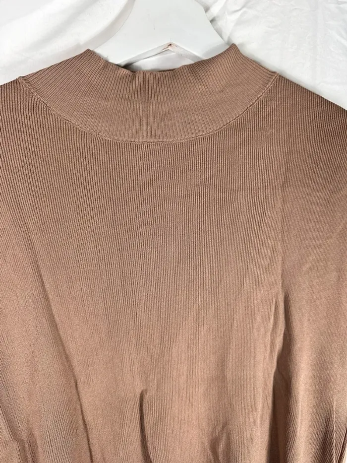 Haut élégant YesStyle – Marron intemporel pour un look raffiné et moderne - photo numéro 4