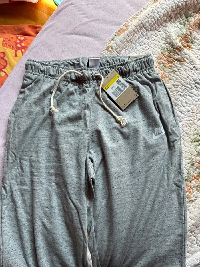 Jogging Nike femme neuf avec étiquette taille S/M/L - photo numéro 3