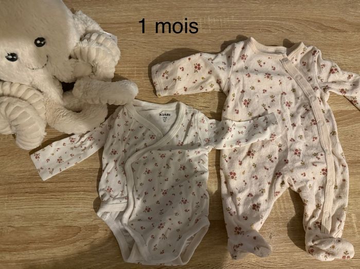 Ensemble body et pyjama à fleurs