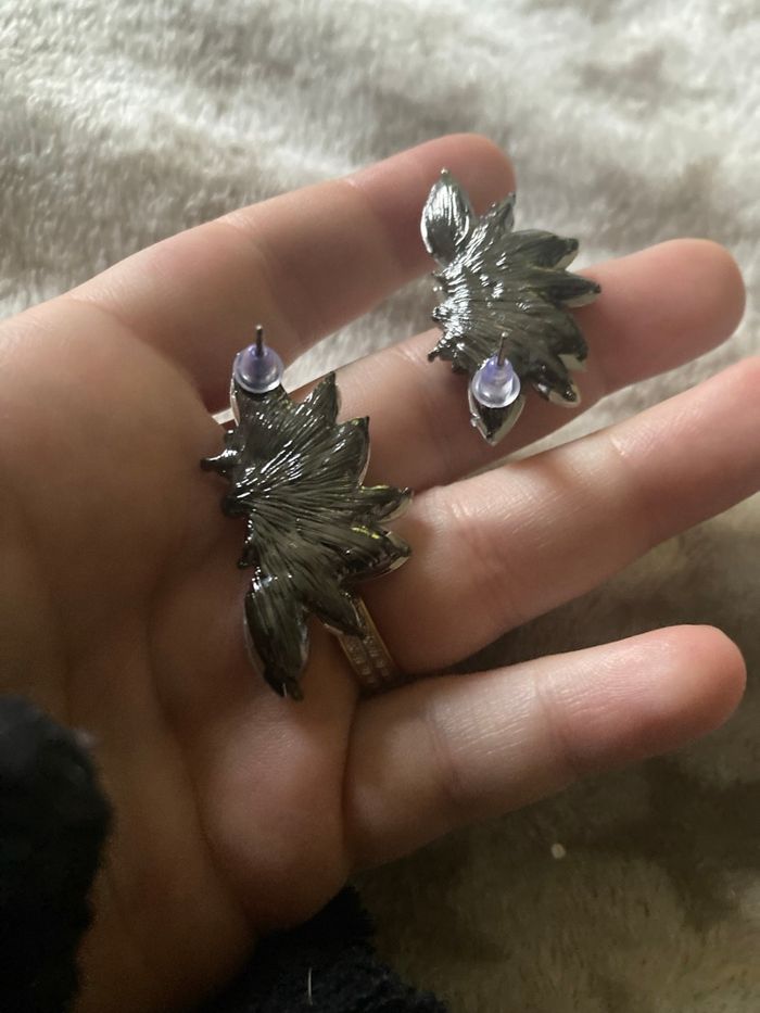 Boucles d’oreilles NEUVES pour femme forme pétales de fleurs couleur bleu foncé - photo numéro 7