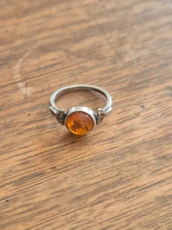Bague en argent et ambre