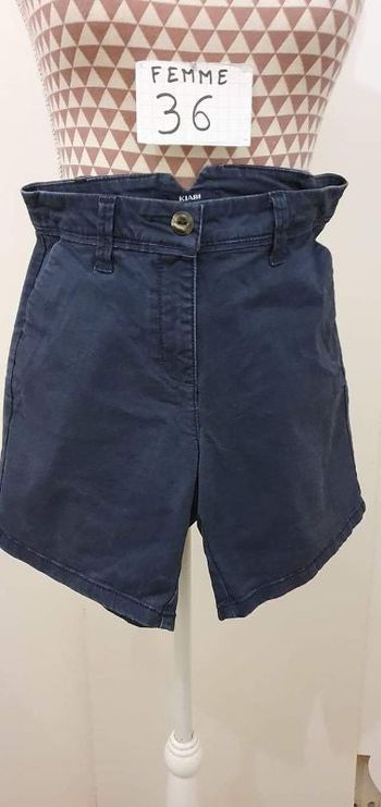 Short,bleu marine, coton ,en très bon état, taille haute, longueur 38cm,marque Kiabi =4€