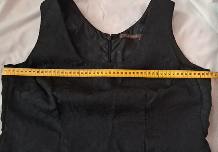 Robe noire avec motifs relief TBE Taille 40 - photo numéro 8