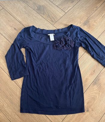 Haut bleu marine avec grosses fleurs