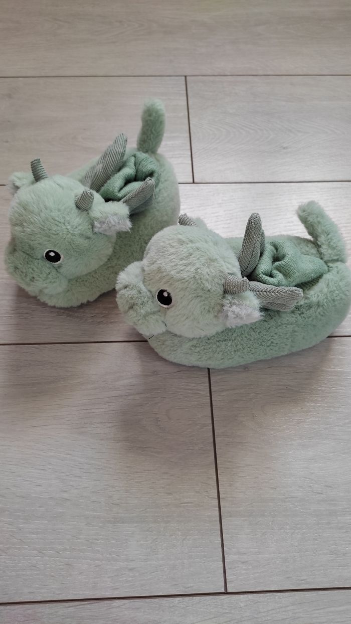 Chaussons dragons 24 très chauds neufs verts