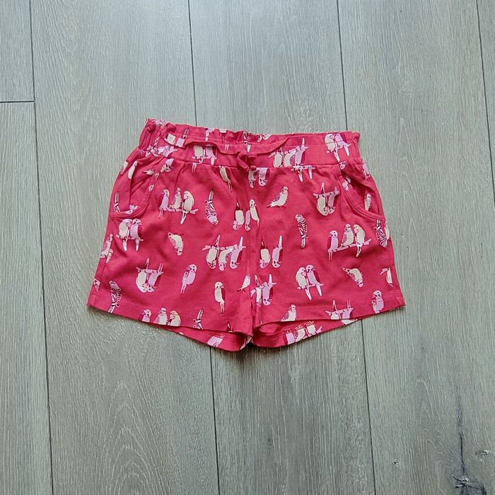 Tres joli short rouge motif perroquet. Fille 8 ans. Marque H&M
