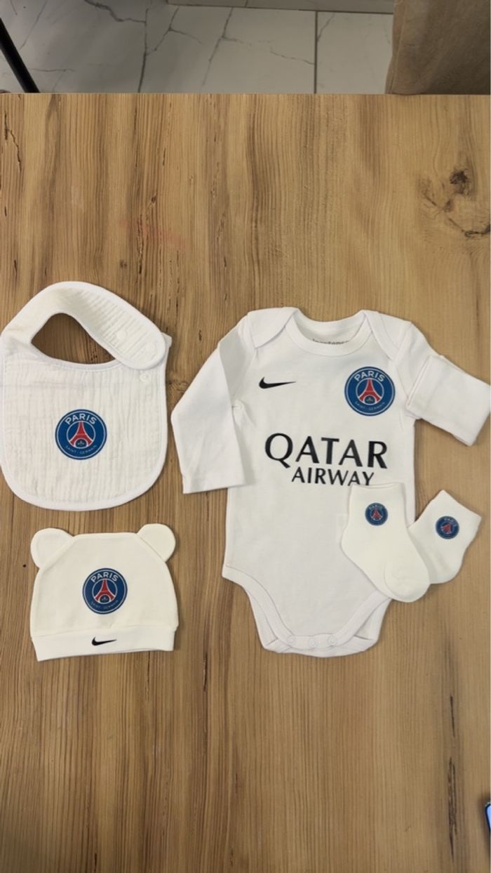 Ensemble bébé bodie bonnet chaussette et bavoir cadeau de naissance paris psg - photo numéro 2