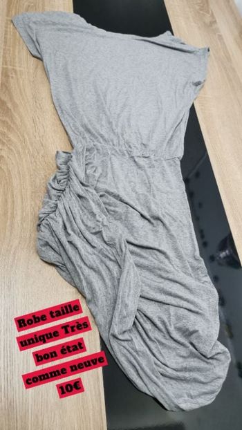 Robe grise comme neuve