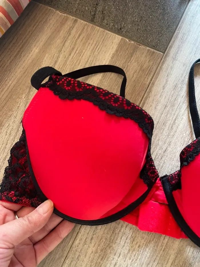 Lot 2 soutien-gorge, 95 D. Rouge et noir. - photo numéro 2