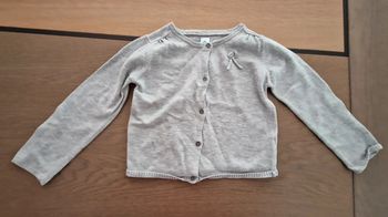 Gilet gris avec nœud 3 ans en très bon état