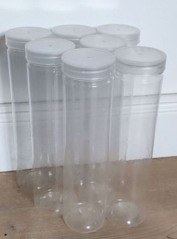 7 contenants en plastique