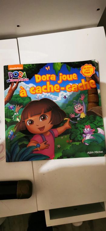 Livre dora joue à cache cache