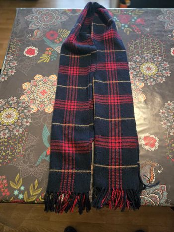 écharpe bleu et rouge