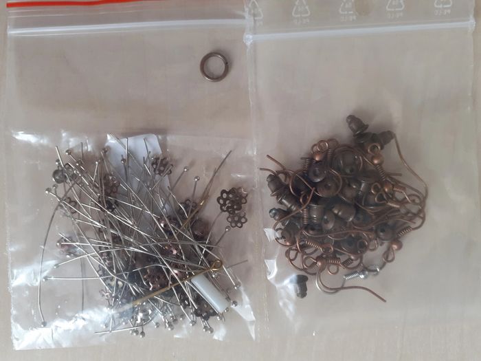 Lot de fournitures pour bijoux : anneaux et griffes et pendentifs et perles - photo numéro 8