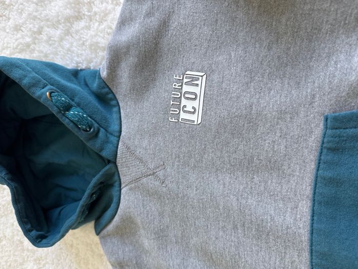 Sweat à capuche Primark taille 4-5 ans (110 cm) - Plusieurs taches sur la manche - photo numéro 2