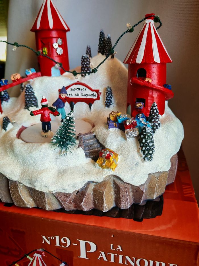 Village de noël animé et sonore la patinoire de noel - photo numéro 3