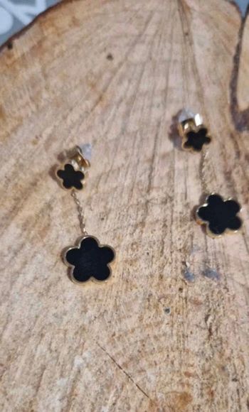 Boucles d’oreilles trèfles chaîne acier inoxydable or et résine noire