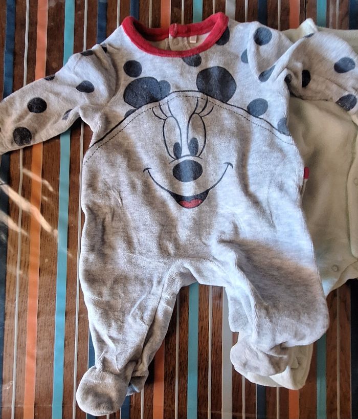 Lot de 3 pyjamas taille 1 mois