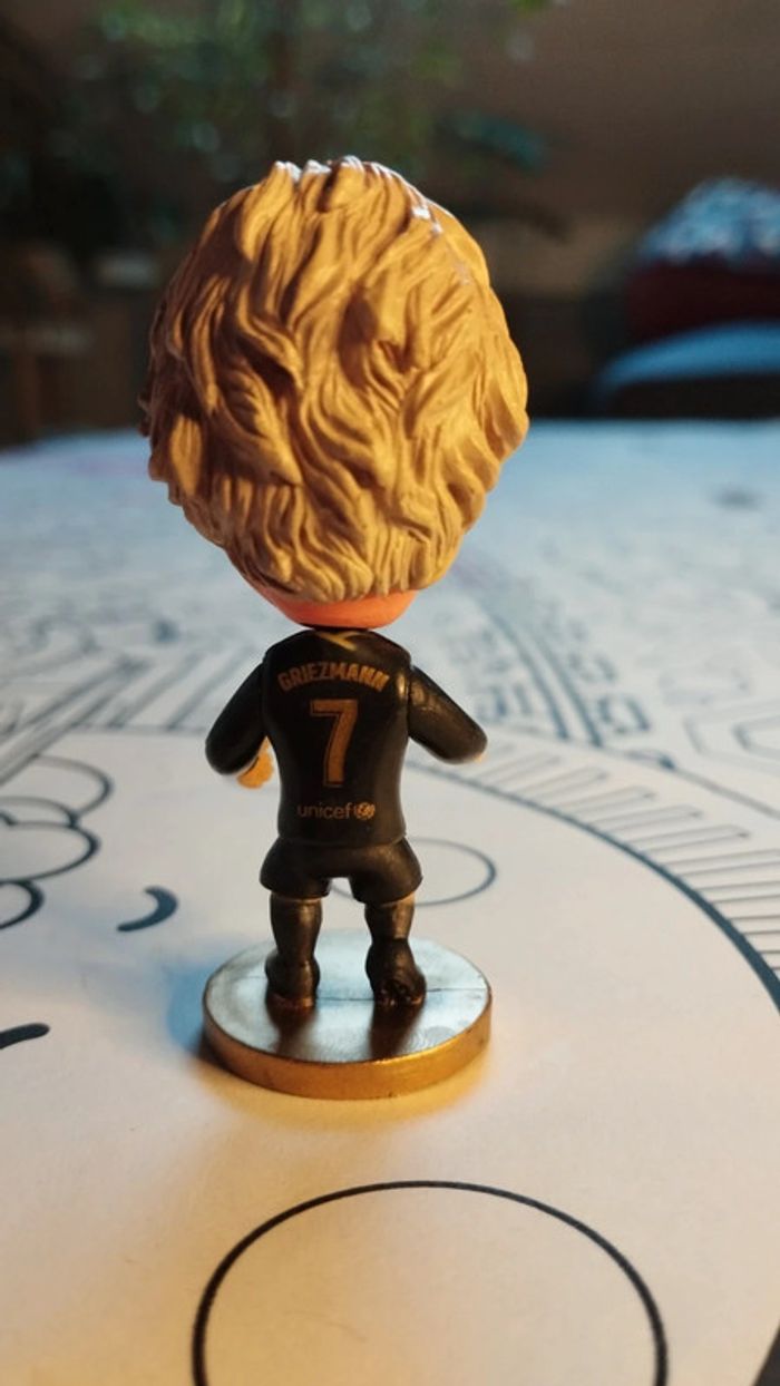 Petite figurine football neuve Antoine Griezmann FC Barcelone maillot noir - photo numéro 2