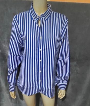 Chemise a bleu claire à rayures blanches taille M 100 % polyester