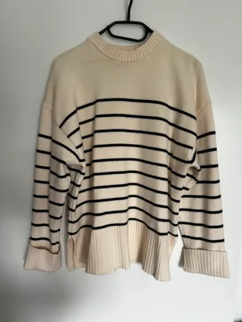 Pull rayé beige et noir