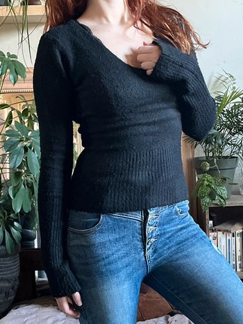 Pull moulant confortable et doux col V - noir