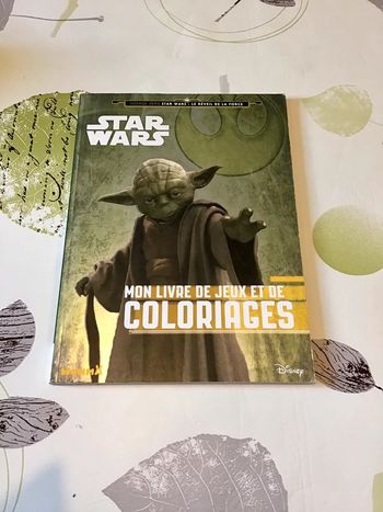Livre multi activité coloriage jeux Star Wars