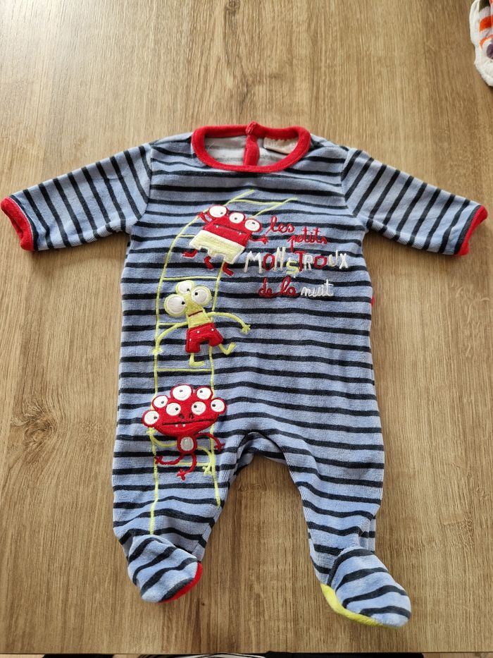 👶 Pyjama en velours multicolore – Taille Naissance (0 mois - 50 cm)