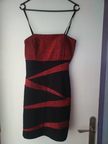 Robe rouge et noire à paillettes