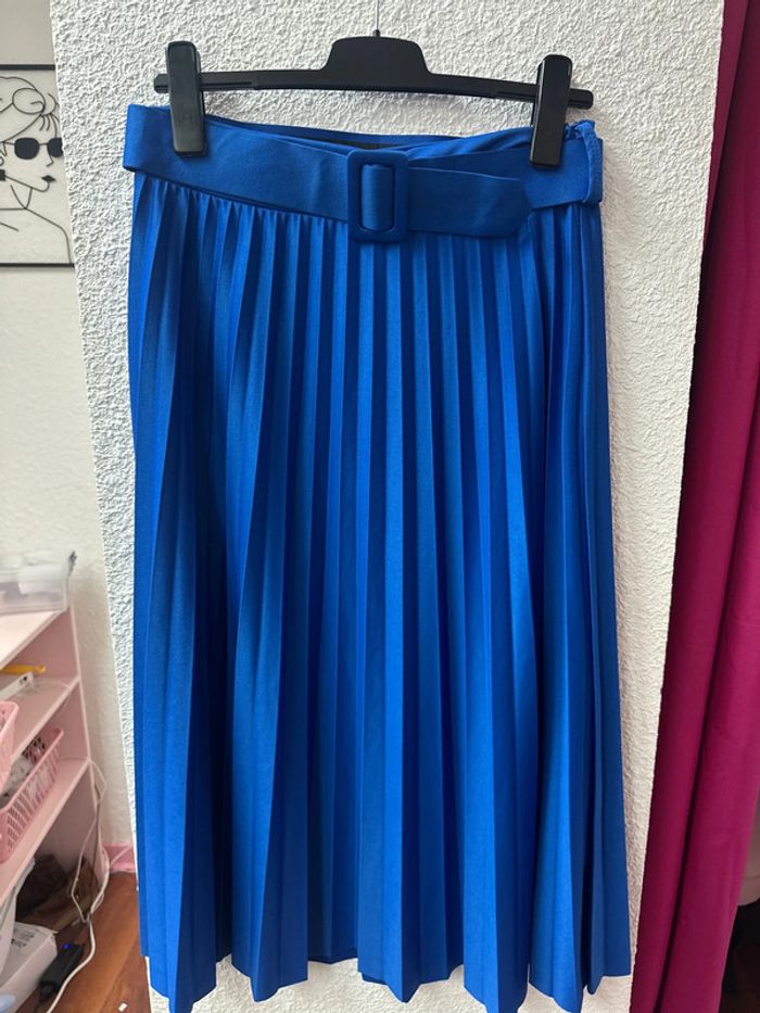 Jupe longue bleue satinée plissée