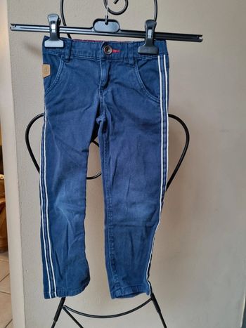 Pantalon bleu avec lignes blanches sur les côtés