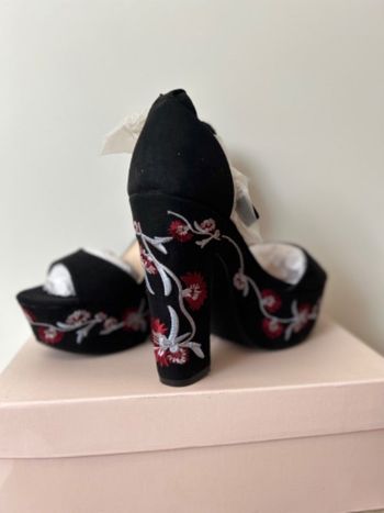 Sandales maxi à plateforme avec broderie fleuries Justfab