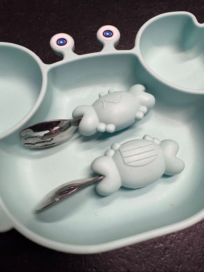 Assiette et couverts bébé crabe vert d’eau - photo numéro 2
