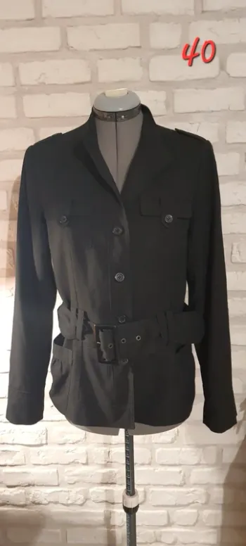 Jolie veste noire fines rayures