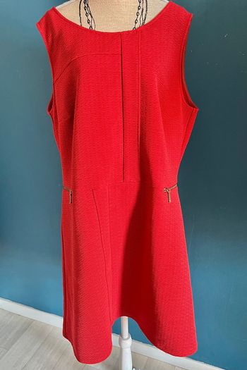 Très jolie robe sans manche plutôt épaisse femme