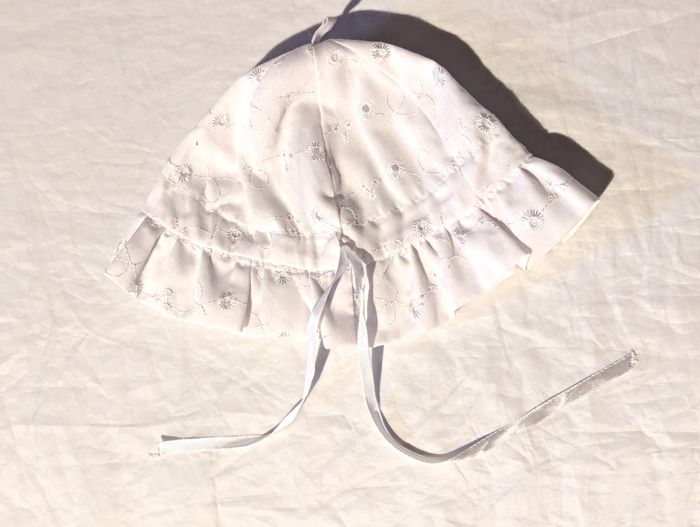 Bonnet Dessins Soleil Lignes Courbes Ficelle Elastique Vêtement Accessoire Petits Enfants Bébés