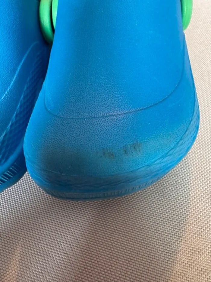 Lot de 2 paires de crocs/sabots enfants pointure 22 et 23 - photo numéro 7