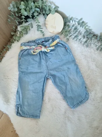 Pantalon fin bleu ciel ceinture fleurie 12M