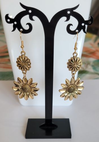 BOUCLES D'OREILLES MARGUERITE DOREE ! NEUF!