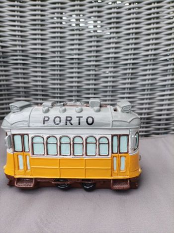 Jolie tirelire tramway Portugal neuve