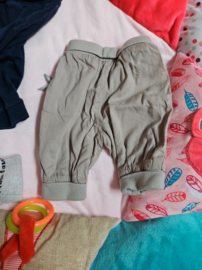 Lot 3 joggings 1 mois - photo numéro 5