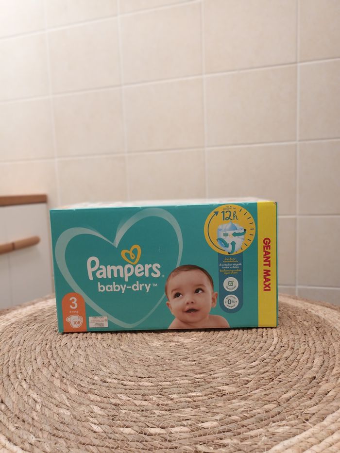 Lot de 2 paquets de 54 couches Pampers taille 3