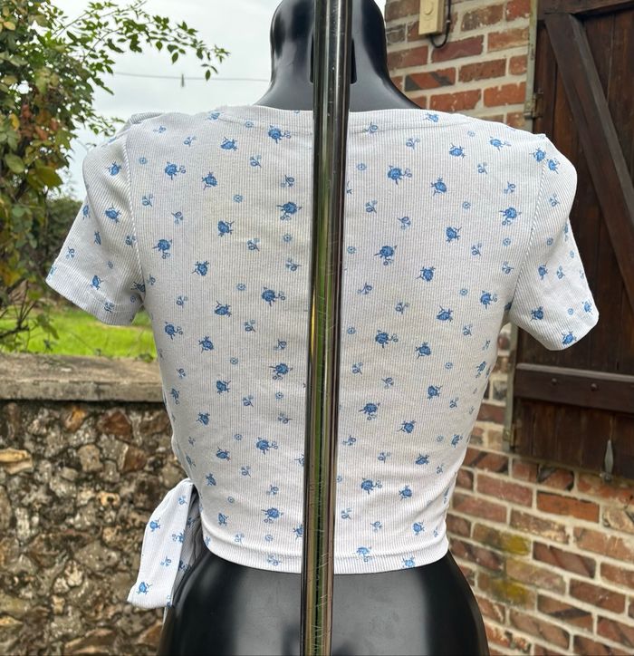 💙 Crop top cache-cœur fleuri bleu ciel – Jennyfer – Taille 36 - photo numéro 4