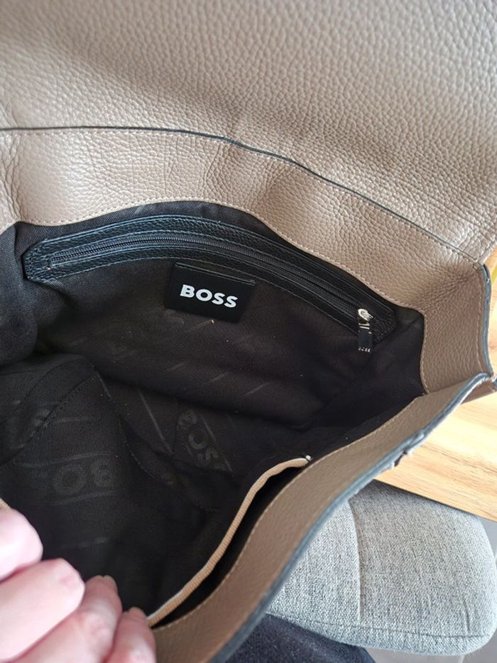 Sac bandoulière Boss en cuir en parfait état - photo numéro 12