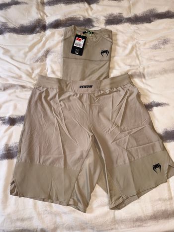 Ensemble Venum G-Fit Air L - Rashguard manches longues + Fightshort sable - Neuf