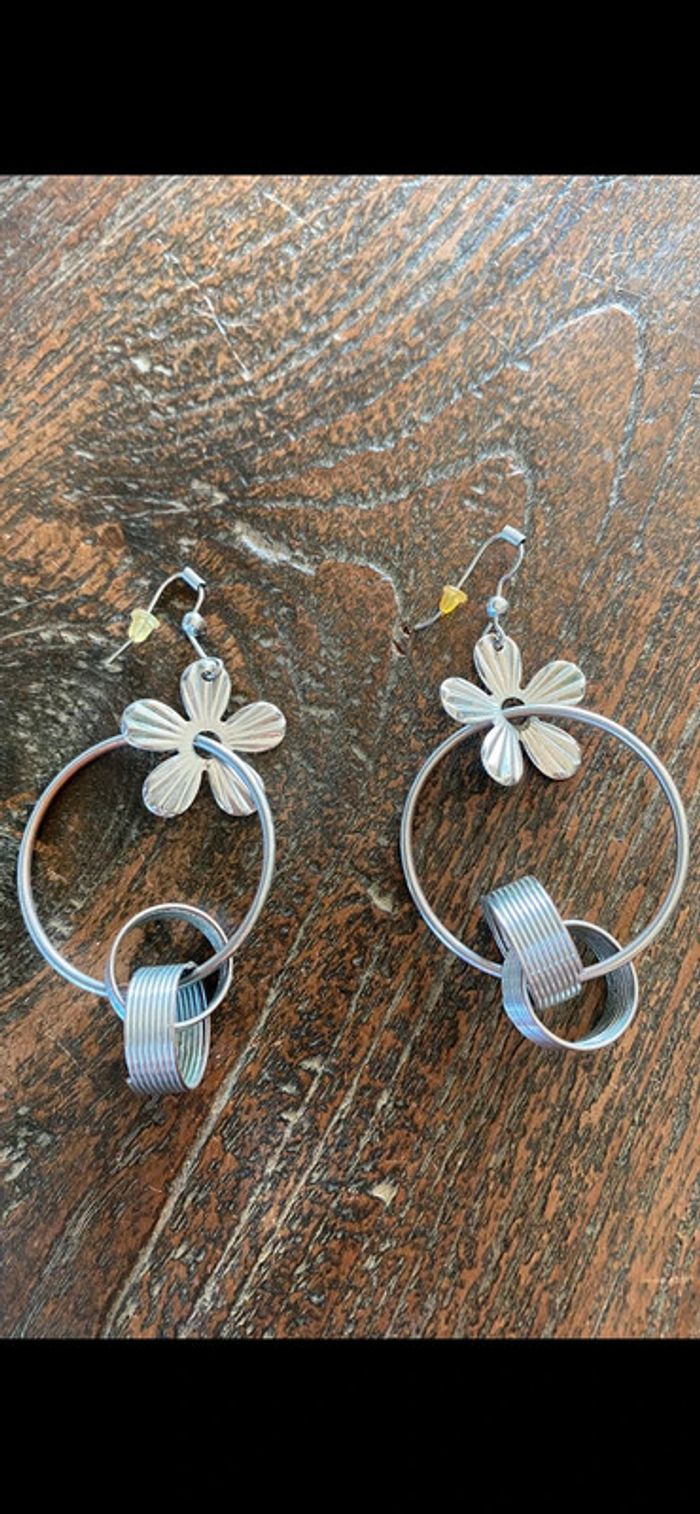 Magnifiques boucles d’oreilles anneaux , perles et fleurs