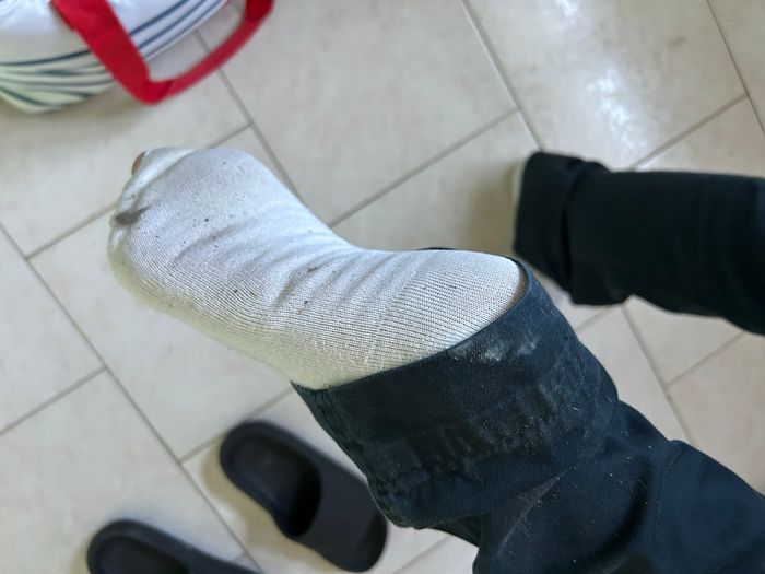 Chaussettes porté troué - photo numéro 4