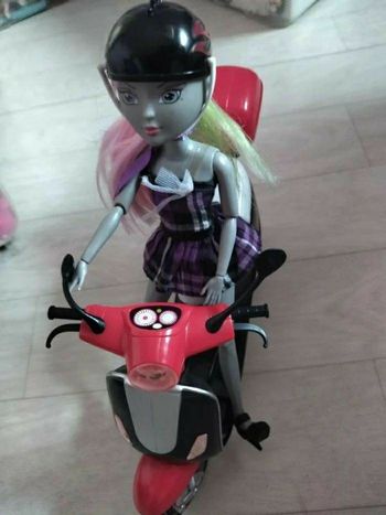 Poupée et moto monster high 
