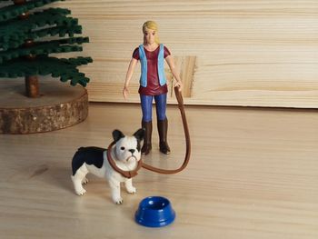 Schleich personnage Femme et son chien bouledogue français Figurine Animal domestique